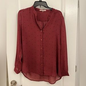 41 Hawthorn Size M burgundy button down blouse with navy blue polka dots